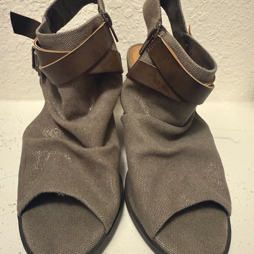 Not Rated Women's Taupe Open-Toe Ankle Sling Sandals